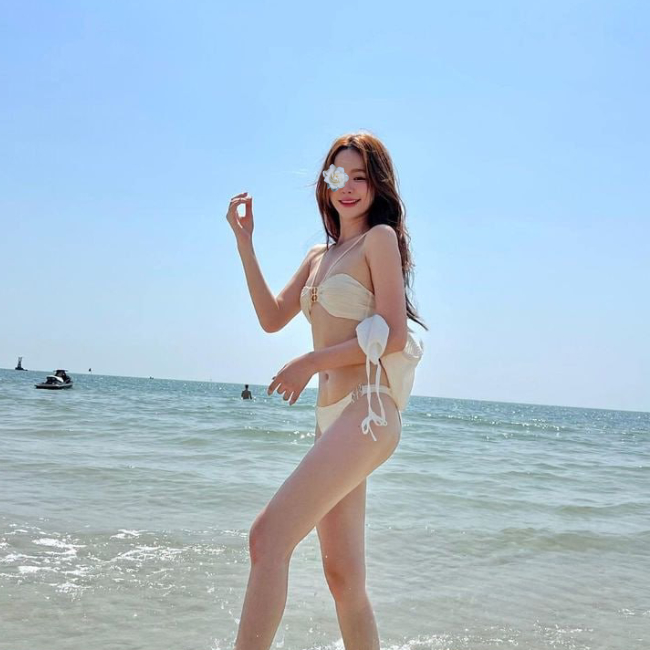Anh Vân - Em người mẫu chân dài đi khách Anh Vân - Em người mẫu chân dài đi khách